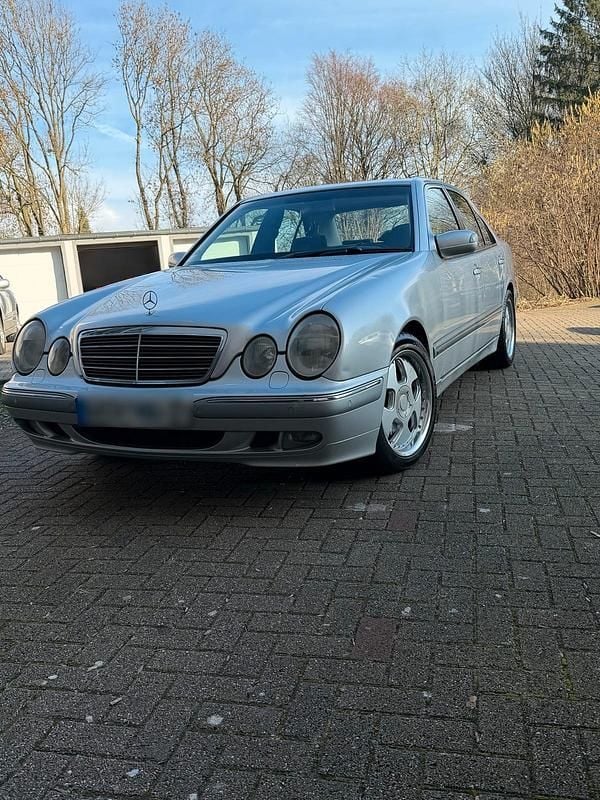 Silber Gebraucht 2000 Mercedes E320 Limousine | 5.500 € (Fairer Preis) - Bild 1/4