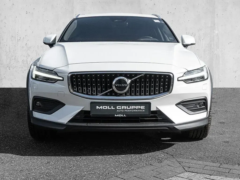 Gebraucht Volvo V60 CC Plus 197 PS (144 kW) 2024 Crystal white pearl / metallic Kombi