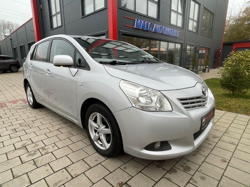 Silber Gebraucht 2010 Toyota Verso Life Van / Kleinbus | 5.000 € (Etwas zu teuer) - Bild 1/4