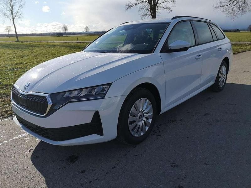 Moonweiß metallic Neu 2025 Skoda Octavia Essence Kombi | 30.490 € (Superpreis) - Bild 1/4