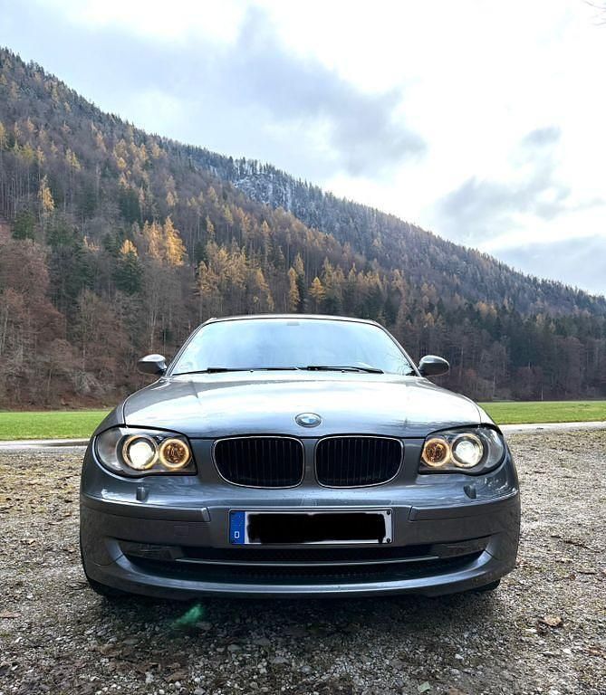 Grau Gebraucht 2009 BMW 118 Kleinwagen | 2.850 € (Guter Preis) - Bild 1/4