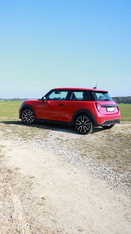 Nowe Mini Cooper 114 kW (156 KM) 2025 Czerwony Hatchback