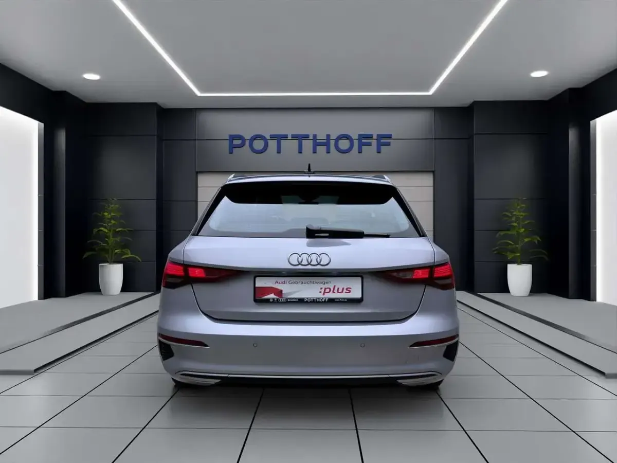 Second-hand Audi A3 Advanced 150 CP (110 kW) 2024 Argintiu Berlinǎ