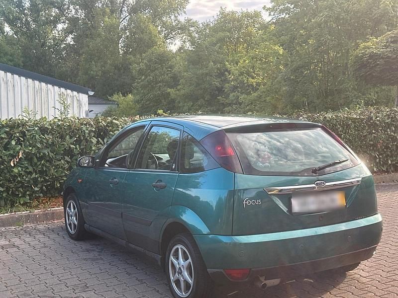 Grün Gebraucht 2004 Ford Focus Kleinwagen | 290 € (Superpreis) - Bild 1/4