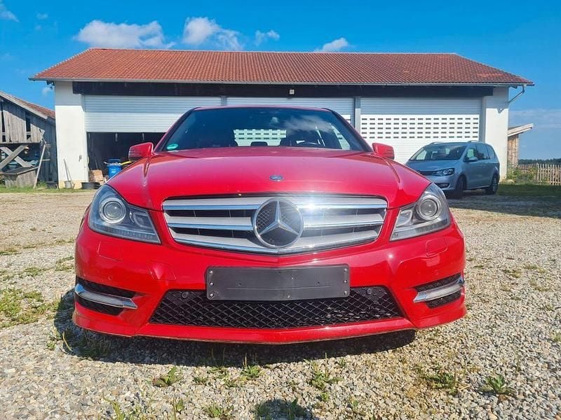 Rot Gebraucht 2012 Mercedes C200 Avantgarde Limousine | 8.500 € (Guter Preis) - Bild 1/4
