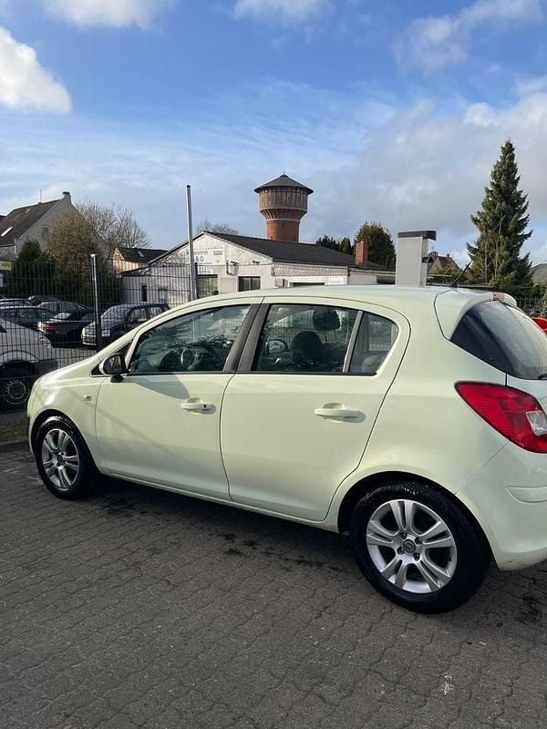 Gebraucht Opel Corsa Color Edition 86 PS (63 kW) 2012 Weiß Kleinwagen