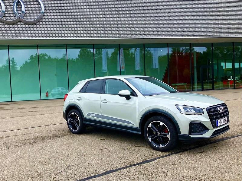 Grau Gebraucht 2024 Audi Q2 Advanced SUV | 28.900 € (Guter Preis) - Bild 1/4