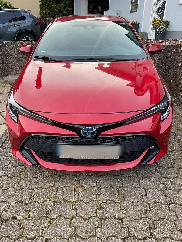 Rot Gebraucht 2019 Toyota Corolla Hybrid Team Limousine | 20.500 € (Fairer Preis) - Bild 1/4