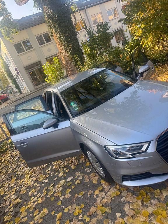 Grau Gebraucht 2017 Audi A3 Sportback Ambiente Limousine | 11.500 € (Superpreis) - Bild 1/4