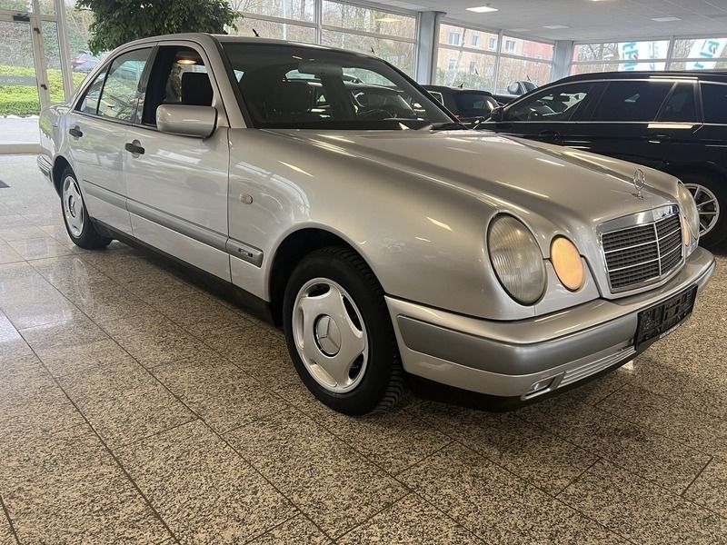 Silber Gebraucht 1997 Mercedes E230 Limousine | 2.690 € (Etwas zu teuer) - Bild 1/4