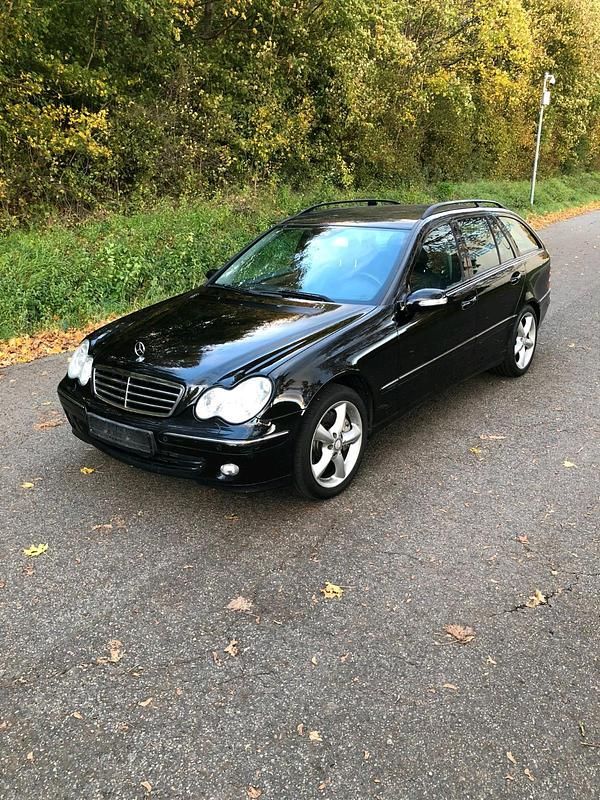 Schwarz Gebraucht 2006 Mercedes 220 Kombi | 3.450 € - Bild 1/4