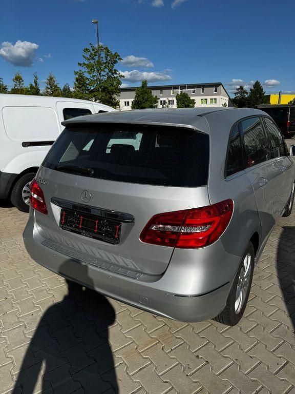 Gebraucht Mercedes B180 122 PS (89 kW) 2013 Silber Van / Kleinbus