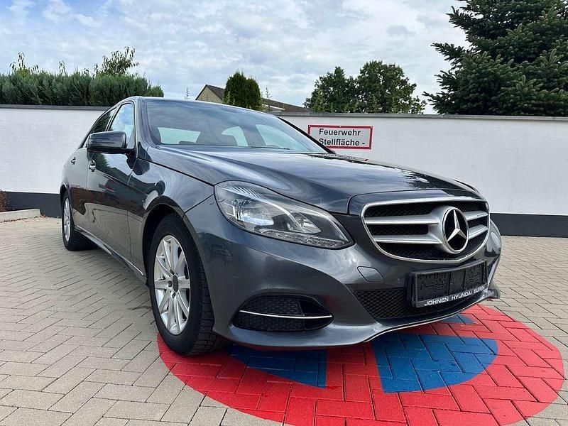 Blau Gebraucht 2014 Mercedes E250 Avantgarde Limousine | 12.990 € (Teuer) - Bild 1/4