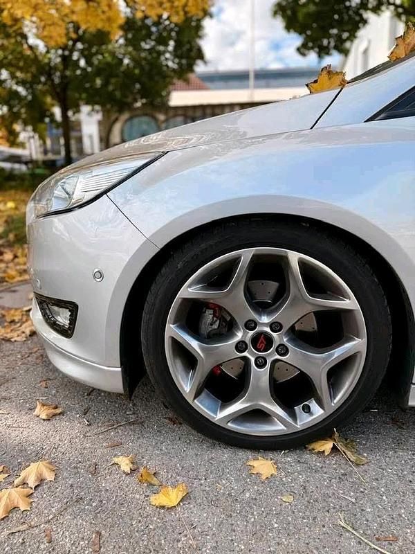 Gebraucht Ford Focus 105 PS (77 kW) 2016 Grau Kombi