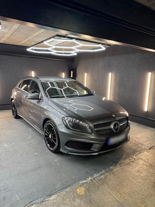 Grau Gebraucht 2015 Mercedes A180 AMG Limousine | 14.999 € - Bild 1/4