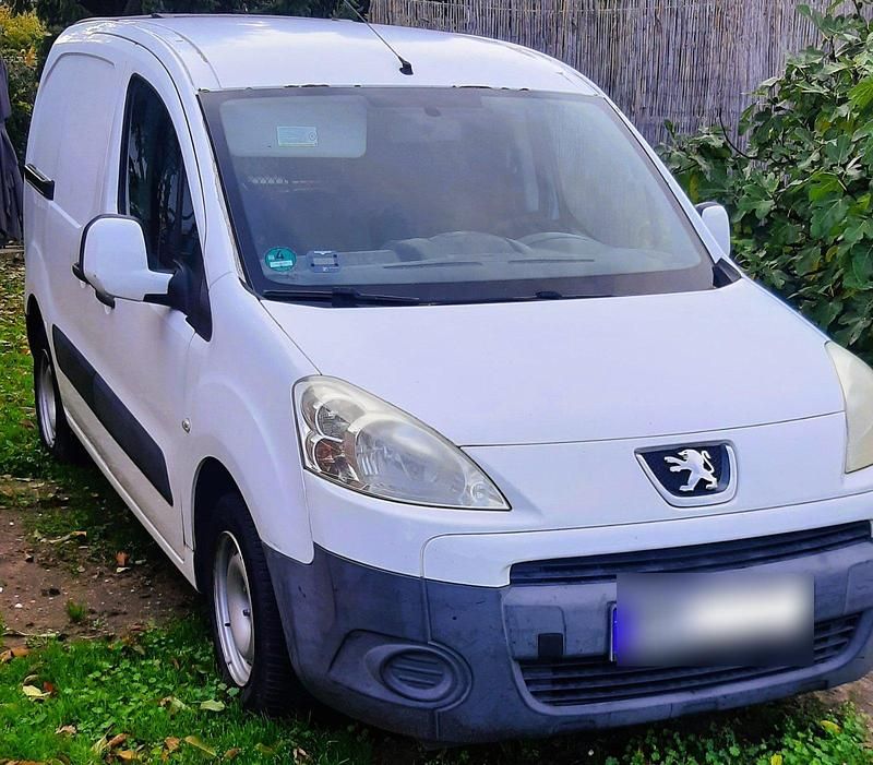 Weiß Gebraucht 2011 Peugeot Partner Avantage Van | 4.450 € (Fairer Preis) - Bild 1/4