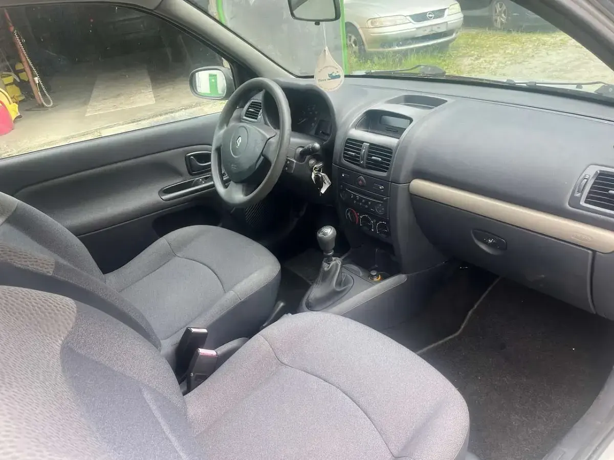 Gebraucht Renault Clio II 75 PS (55 kW) 2005 Silber Limousine