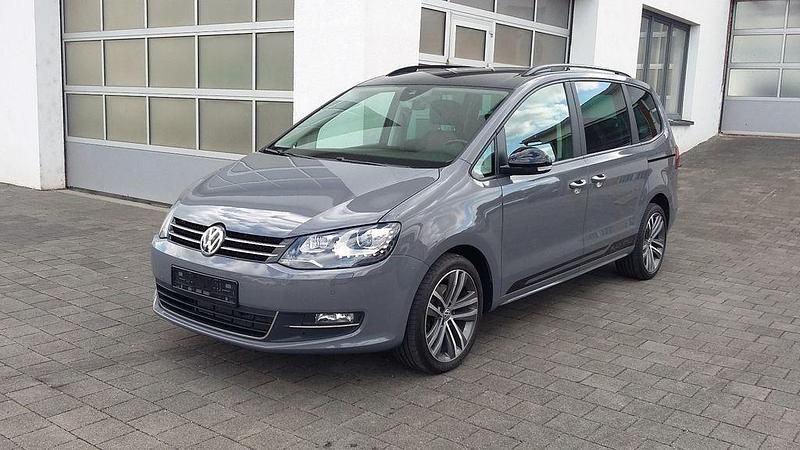 Grau Gebraucht 2020 VW Sharan Highline Van / Kleinbus | 23.490 € (Fairer Preis) - Bild 1/4
