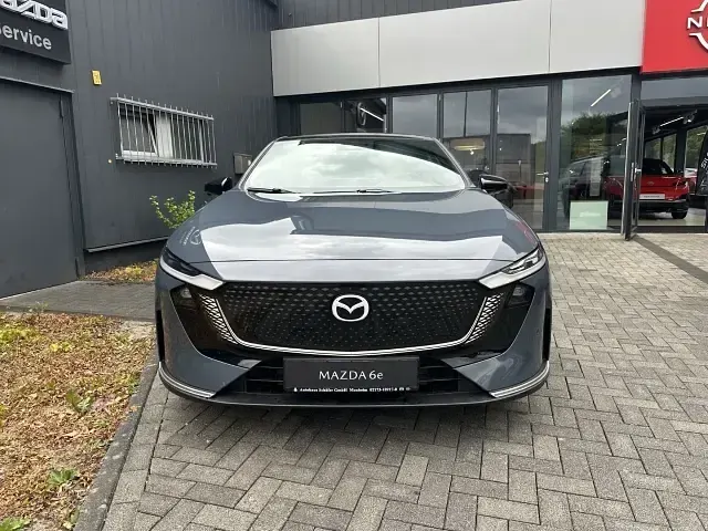 Neu Mazda 6e Takumi-Line 189 kW (258 PS) 2026 Grau Limousine