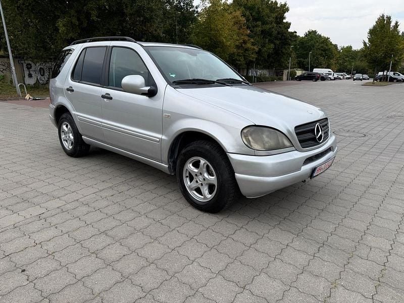 Silber Gebraucht 2000 Mercedes ML270 SUV | 4.950 € (Fairer Preis) - Bild 1/4