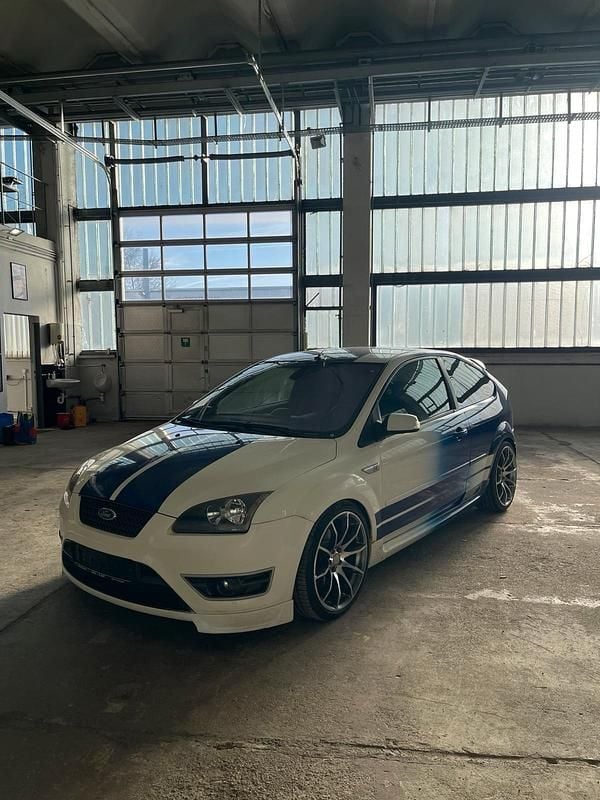 Weiß Gebraucht 2006 Ford Focus ST Limousine | 8.450 € (Etwas zu teuer) - Bild 1/4