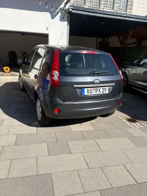Gebraucht Ford Fiesta Ambiente 80 PS (58 kW) 2007 Grau Kleinwagen