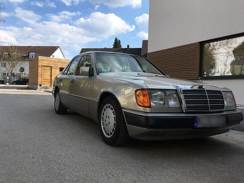 Gold Gebraucht 1992 Mercedes E260 Limousine | 5.000 € - Bild 1/4