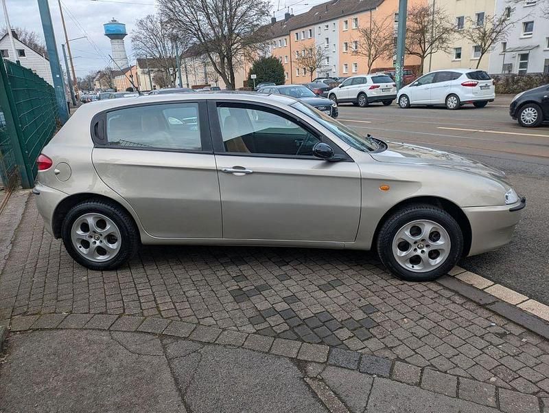 Gebraucht Alfa Romeo 147 Distinctive 105 PS (77 kW) 2004 Gold Kleinwagen