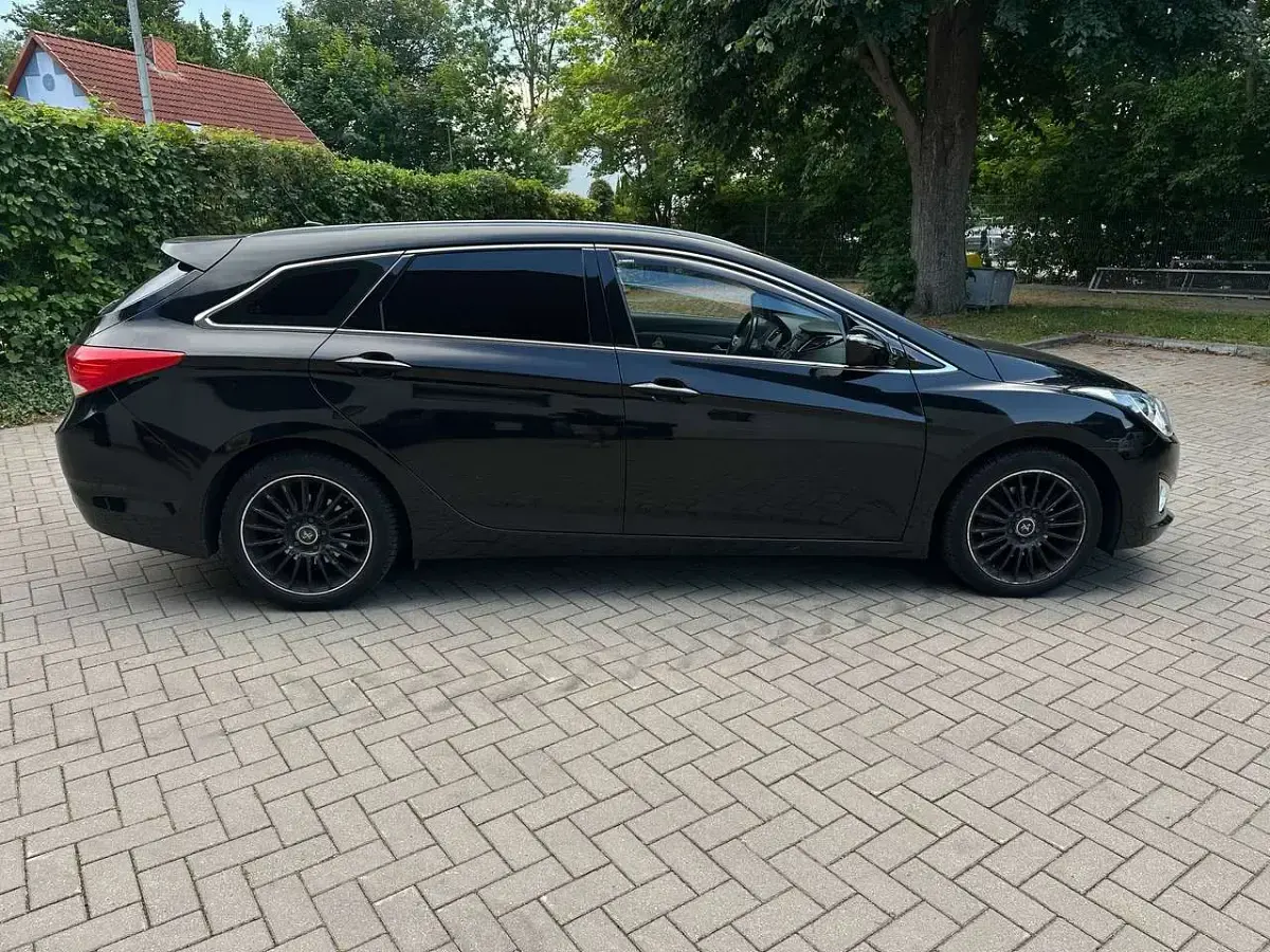 Gebraucht Hyundai i40 Edition 135 PS (99 kW) 2014 Phantom black / mic Kombi