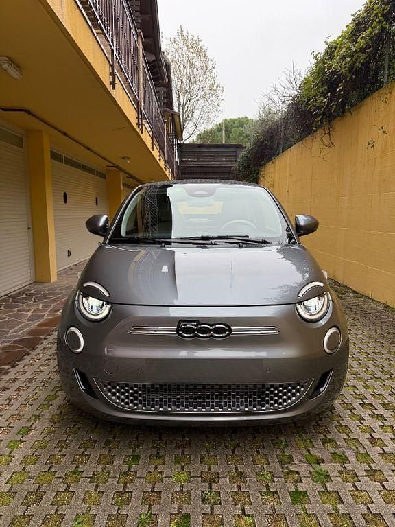 Grau Gebraucht 2021 Fiat 500e La Prima Cabrio | 19.700 € (Fairer Preis) - Bild 1/4