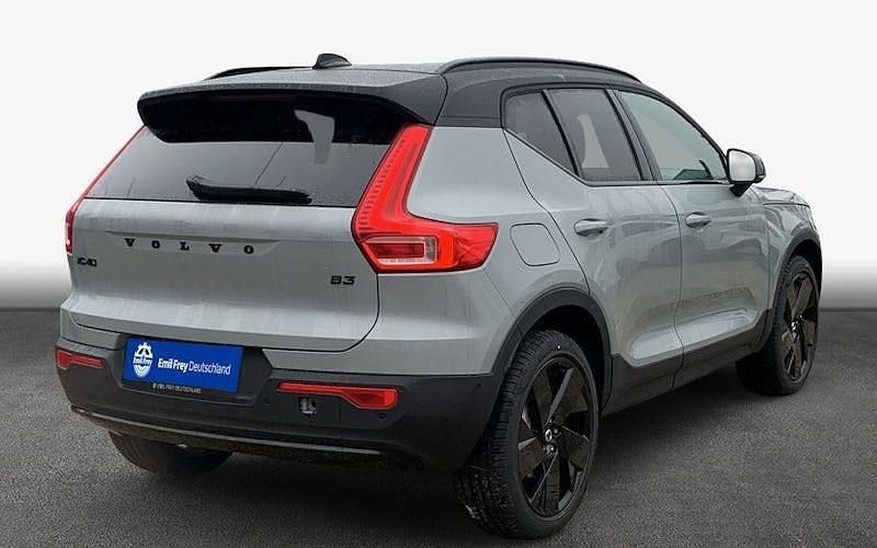Neu Volvo XC40 Plus 163 PS (119 kW) 2026 Grau SUV