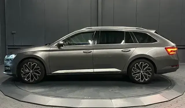 Gebraucht Skoda Superb LAURIN & KLEMENT 200 PS (147 kW) 2022 Grau Limousine