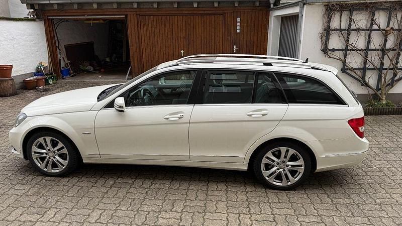 Gebraucht Mercedes C220 170 PS (125 kW) 2012 Weiß Limousine