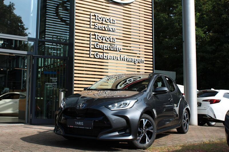 Grau Neu 2025 Toyota Yaris Hybrid Comfort Limousine | 25.790 € (Fairer Preis) - Bild 1/4