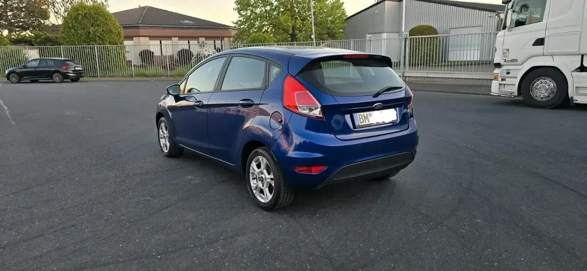 Gebraucht Ford Fiesta 82 PS (60 kW) 2015 Blau Kleinwagen