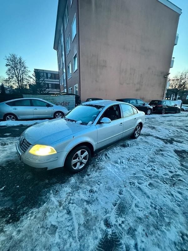 Grau Gebraucht 2004 VW Passat Limousine | 1.500 € (Guter Preis) - Bild 1/4