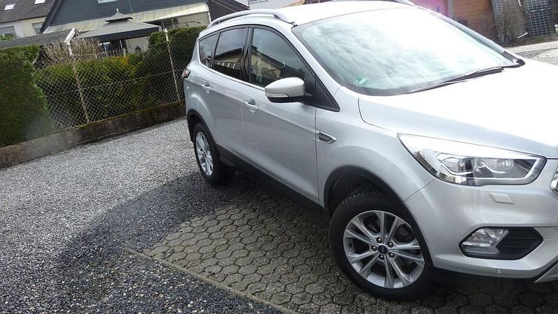 Gebraucht Ford Kuga Titanium 150 PS (110 kW) 2019 Grau SUV