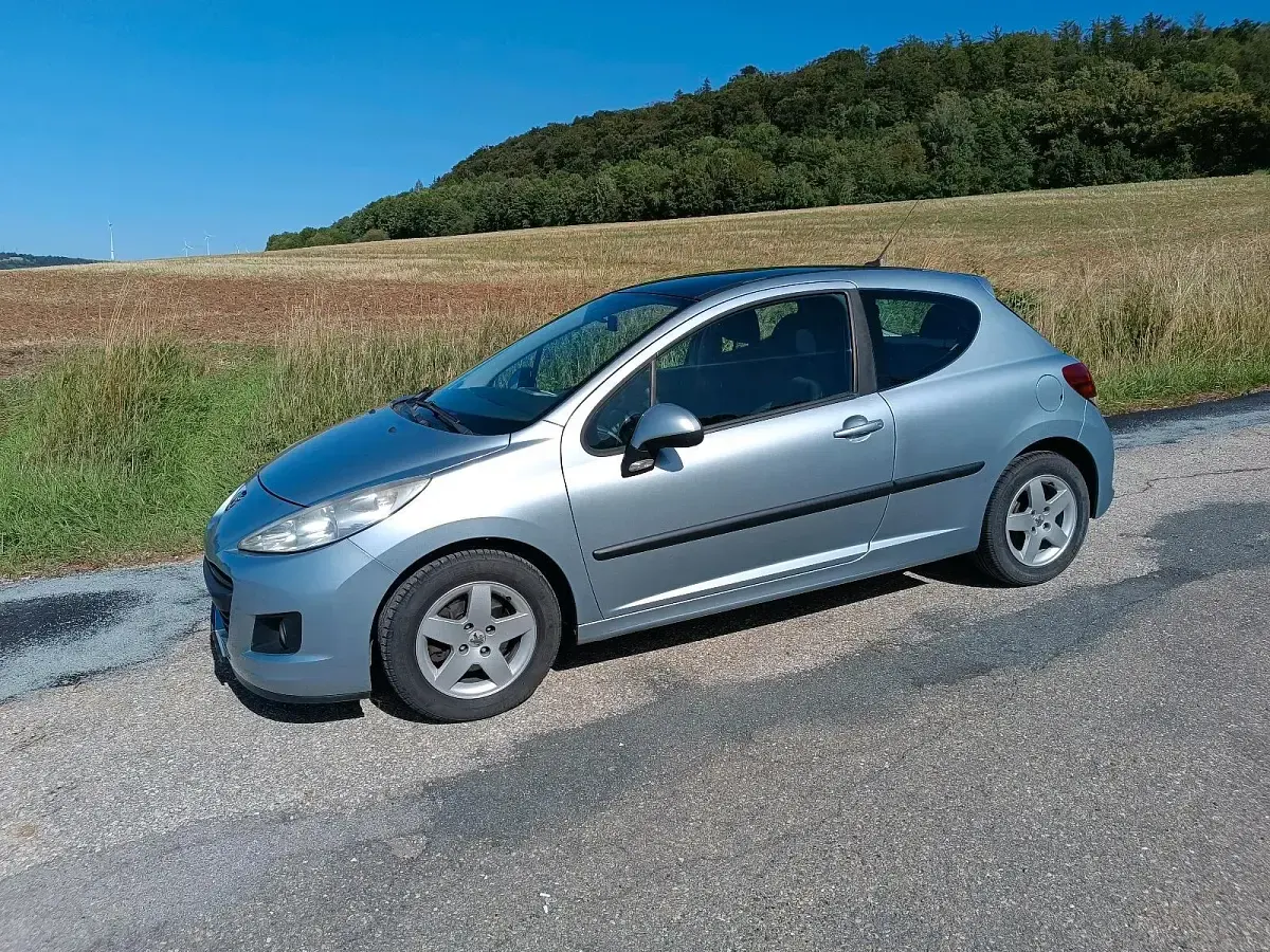 Gebraucht Peugeot 207 95 PS (69 kW) 2010 Blau Kleinwagen