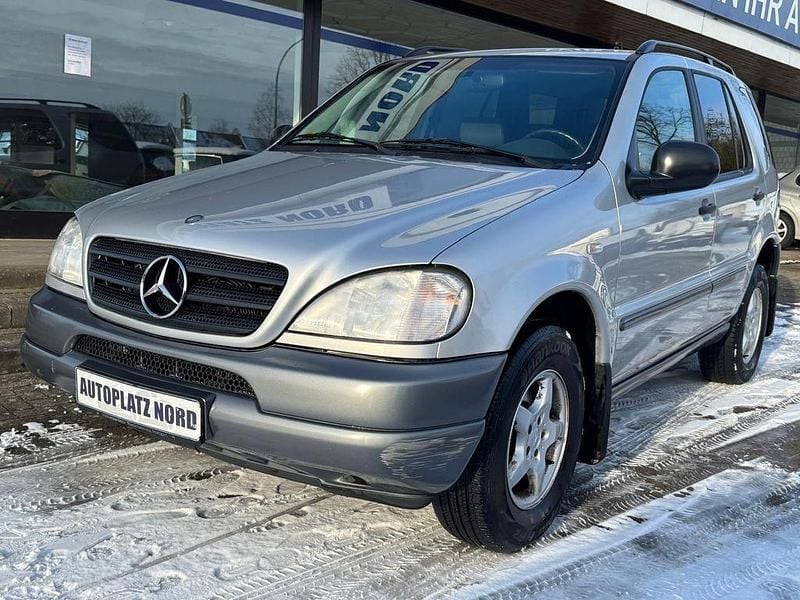 Silber Gebraucht 1998 Mercedes ML320 SUV | 10.999 € - Bild 1/4