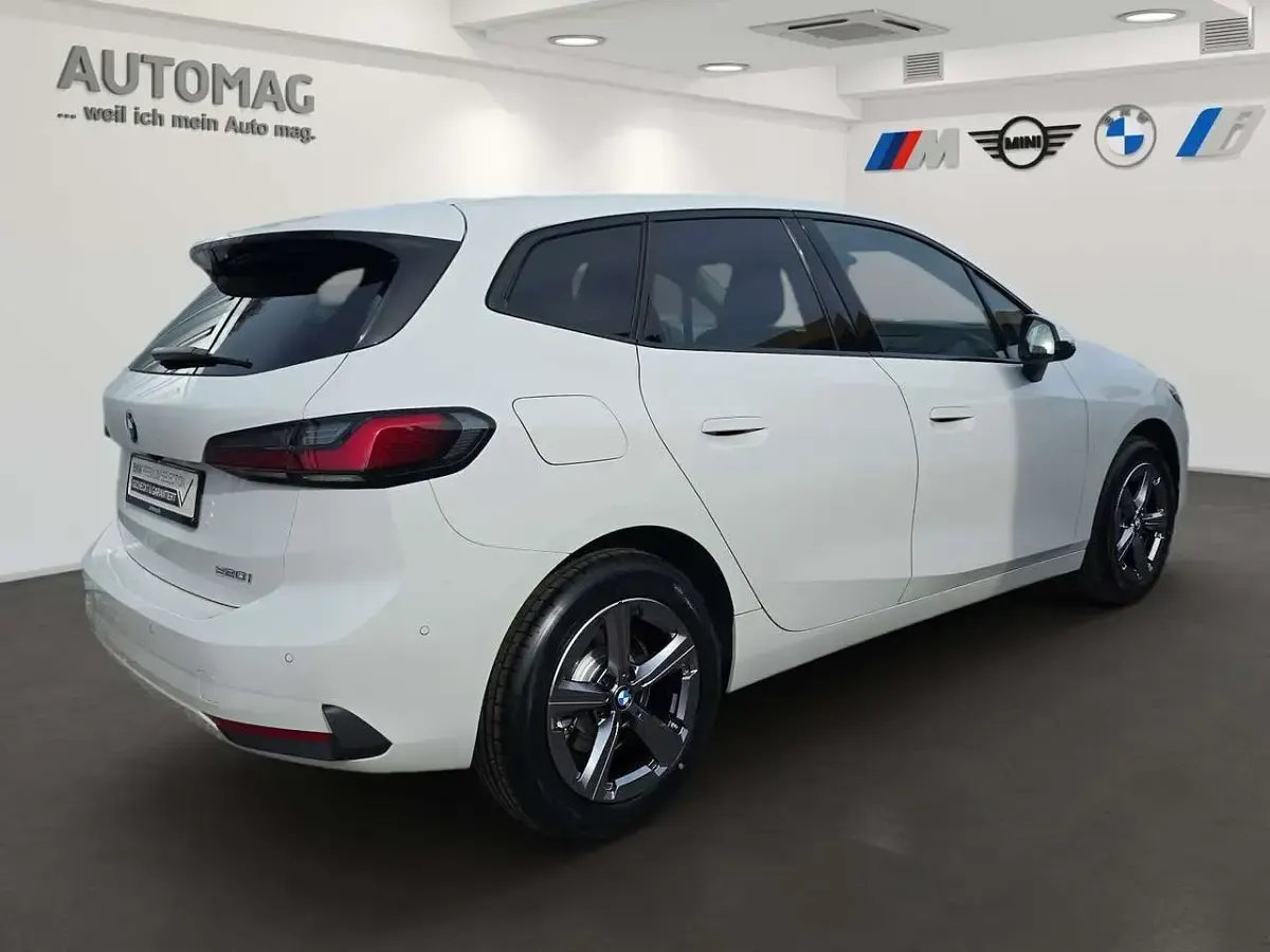 Gebraucht BMW 220 154 PS (113 kW) 2025 Alpinweiss iii Van / Kleinbus