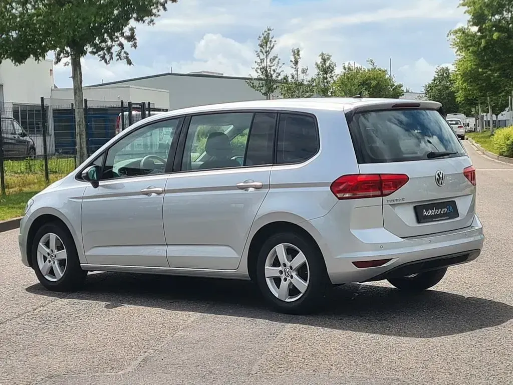 Gebraucht VW Touran Trendline 110 PS (80 kW) 2018 Silber Van / Kleinbus