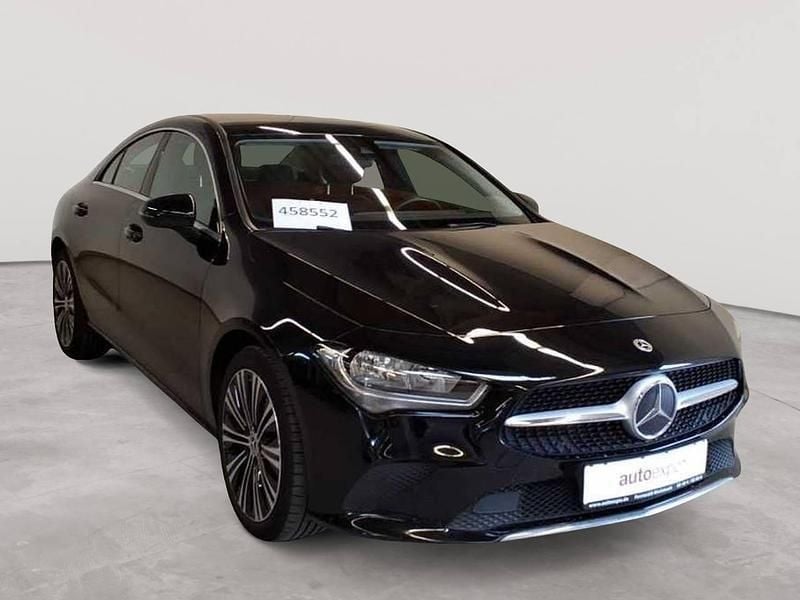 Kosmosschwarz metallic Gebraucht 2021 Mercedes CLA200 Progressive Limousine | 23.690 € (Superpreis) - Bild 1/4