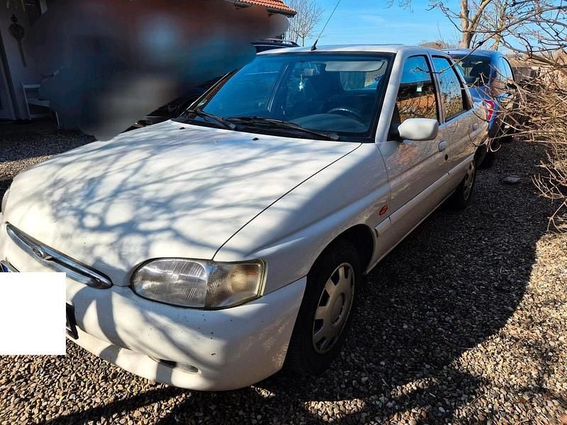 Gebraucht Ford Escort 90 PS (66 kW) 1996 Weiß Limousine