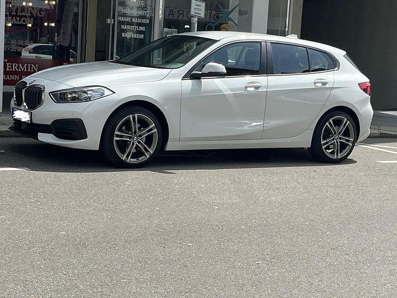 Weiß Gebraucht 2020 BMW 118 Sport Line Kleinwagen | 16.000 € (Guter Preis) - Bild 1/4