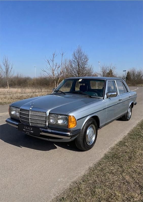 Gebraucht Mercedes 200 109 PS (80 kW) 1982 Silber Limousine