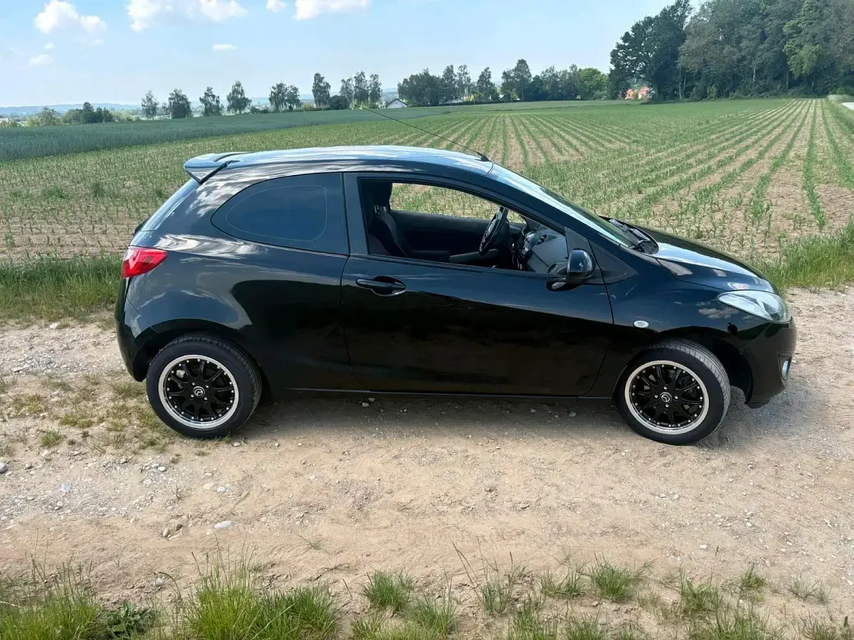 Gebraucht Mazda 2 75 PS (55 kW) 2011 Schwarz Kleinwagen