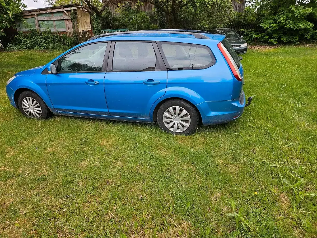 Gebraucht Ford Focus 101 PS (74 kW) 2010 Blau Kombi