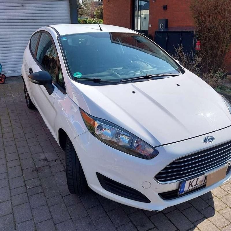 Gebraucht Ford Fiesta Ambiente 60 PS (44 kW) 2015 Weiß Limousine