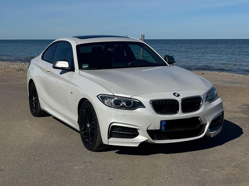 Weiß Gebraucht 2017 BMW M240 M Sport Coupé | 28.700 € (Fairer Preis) - Bild 1/4