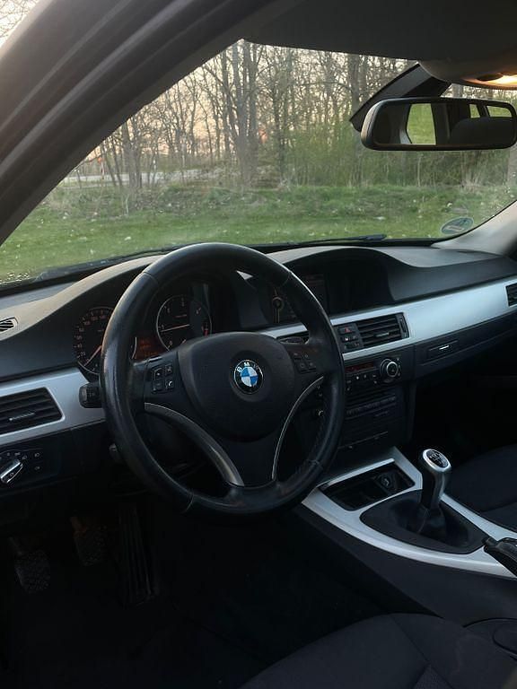 Gebraucht BMW 320 177 PS (130 kW) 2010 Schwarz Kombi